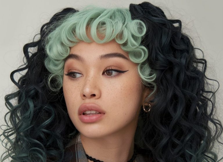 17 Bold Y2K Skunk Hair Ideas For Curly Hair That Will Make You Stand Out